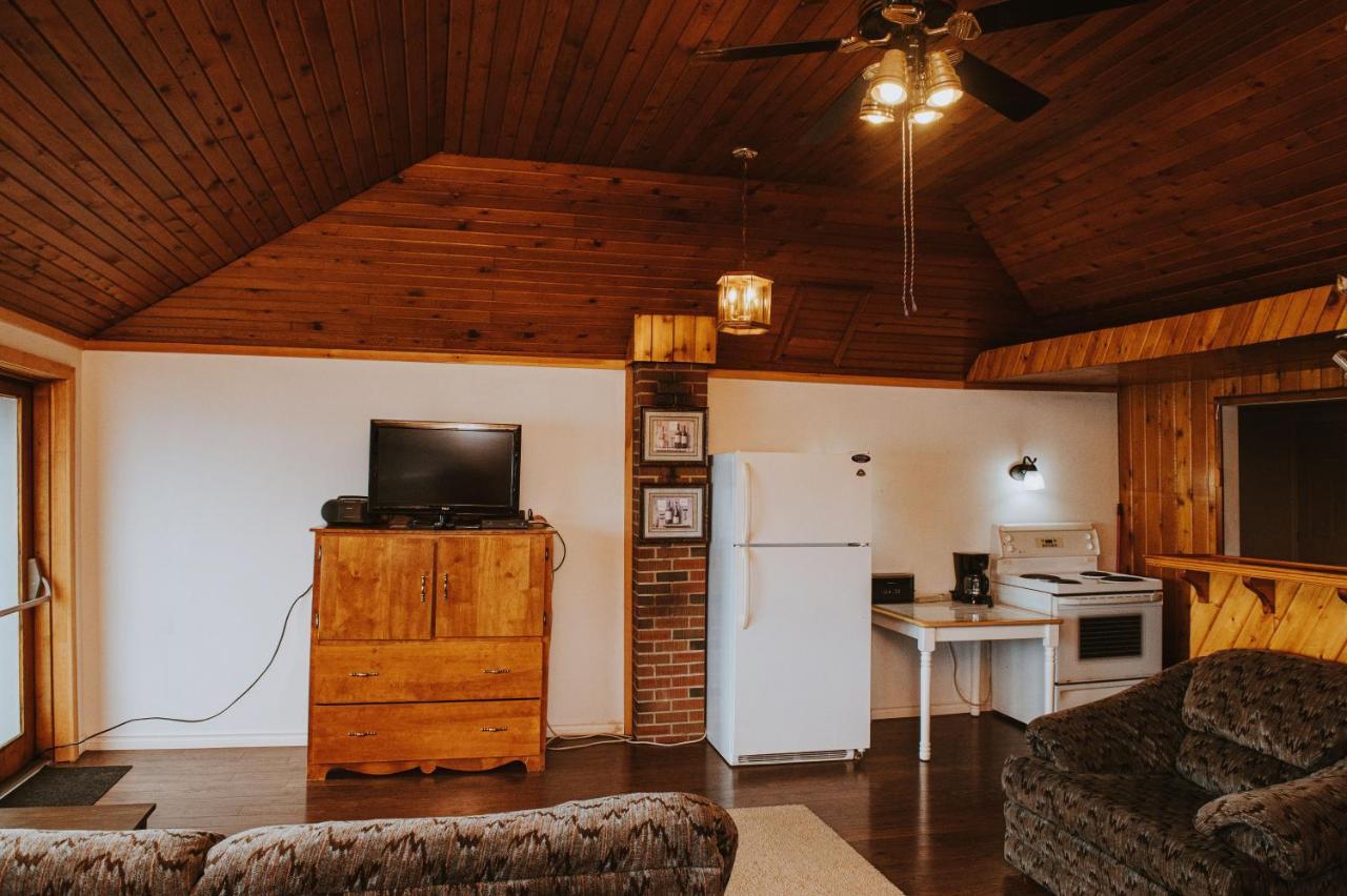 Lang Lake Resort Espanola 외부 사진